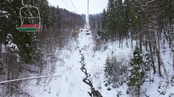 Wysoki widok z wyciągu narciarskiego nad leśną ścieżką w pięknych Karpatach — Wideo stockowe
