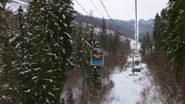 Vysoký pohled z lyžařského vleku nad lesní stezkou v krásných Karpat — Stock video