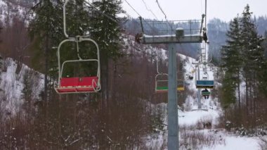 Karpatlar 'ın güzel dağlarındaki orman yolunun üstündeki kayak asansörünün manzarası.