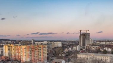 Şehrin zaman atlaması, büyük kule vinçleri çok katlı binalar inşa ediyor.