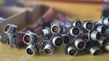 Kaydırıcı, bujiler için bulanık metal soketlerin videosunu çekti