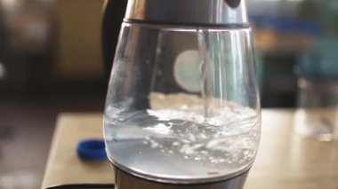 Su kaynayan şeffaf bir çaydanlığın kaygan fotoğrafı.