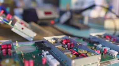 Bir bağlantı bileşeninin kaydırıcı görüntüsü ve atölye laboratuvarında büyük yeşil bir mikro devre