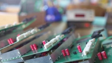 Bir bağlantı bileşeninin kaydırıcı görüntüsü ve atölye laboratuvarında büyük yeşil bir mikro devre