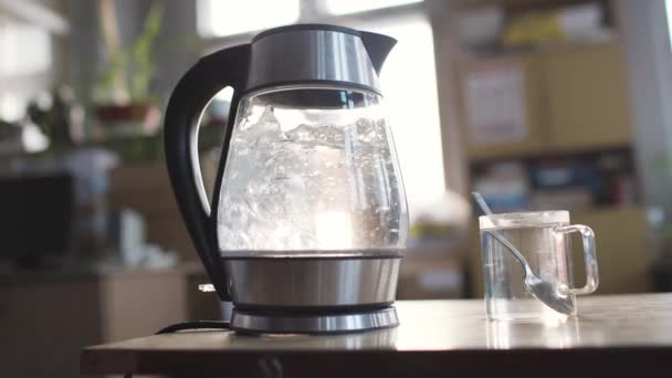Slider shot van een transparante ketel met water kookt — Stockvideo
