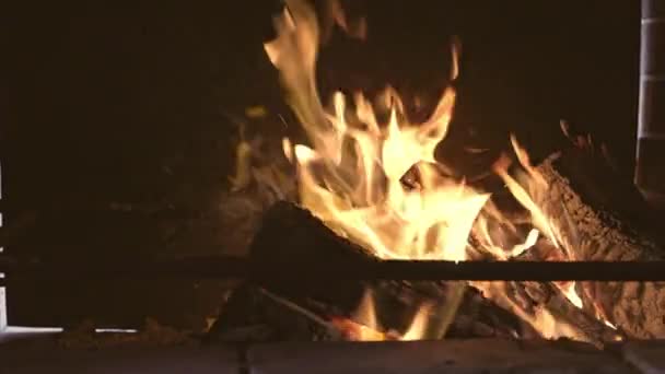 Ein hell loderndes Lagerfeuer verbrennt das geschwärzte Brennholz und die Wände des Grills — Stockvideo