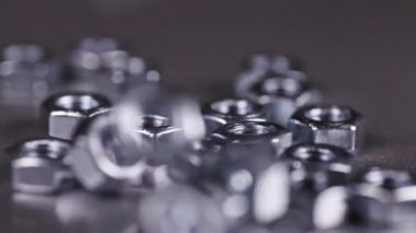Birkaç fındık yavaşça metal kaplı çalışma masasına düşüyor.