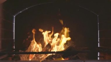 Alevli ve yanan odunları olan büyük bir Brezilyalı.