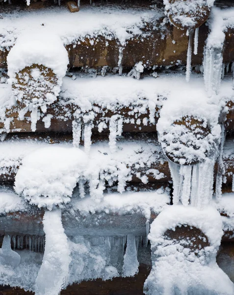 Fortalecimiento de troncos, pared de madera bajo la nieve en invierno —  Fotos de Stock