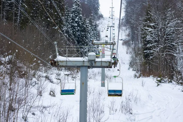 Funicolari si trovano tra collinari in montagna — Foto Stock