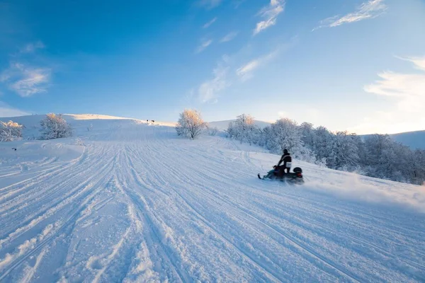 Відпочиваючі на курорті туристи в долині їдуть кататися на сноуборді та лижах — стокове фото