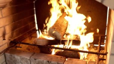 Alevli ve yanan odunları olan büyük bir Brezilyalı.