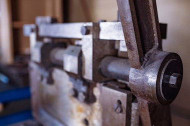 Giyotin makinesi yakın çekim paslı metal parçaları.