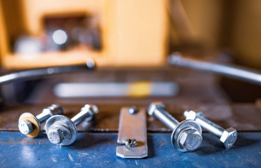 Elle esnek devasa makinede metal krom cıvatalar ve fındıklar.