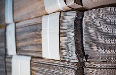 Karton destelerin yakın çekim tarafları katlanır