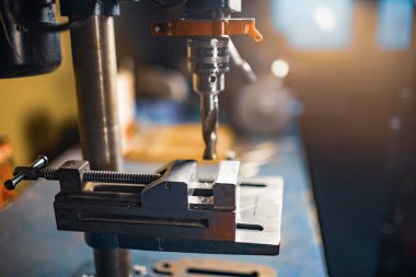 Atölyedeki sondaj makinesi.