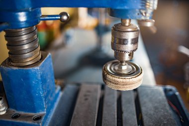 Atölyedeki sondaj makinesi.