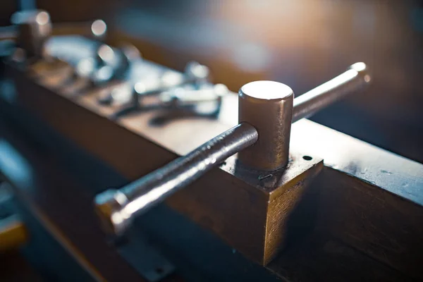 Tornillos y tuercas de metal cromado en la máquina manual flexible masiva —  Fotos de Stock