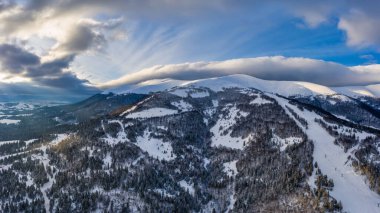Güzel karlı yamaçlardan oluşan büyülü kış manzarası