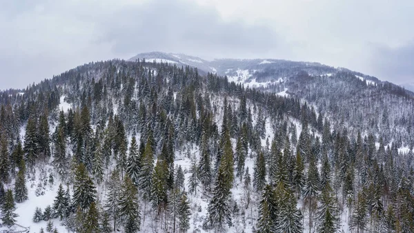 Вид с воздуха на мистический пейзаж зимы — стоковое фото