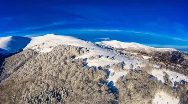 Ilmakuva kaunis talvi vuoren rinteillä — kuvapankkivalokuva