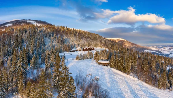 Magiczna zimowa panorama pięknych śnieżnych stoków — Zdjęcie stockowe