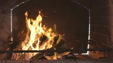 Alevli ve yanan odunları olan büyük bir Brezilyalı.