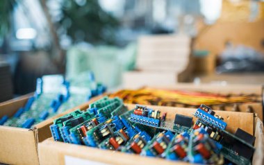 Yakın çekim elektrik yeşil gömülü mikro devreler üretimde