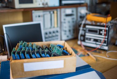 Yakın çekim elektrik yeşil gömülü mikro devreler üretimde
