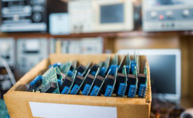 Yakın çekim elektrik yeşil gömülü mikro devreler üretimde