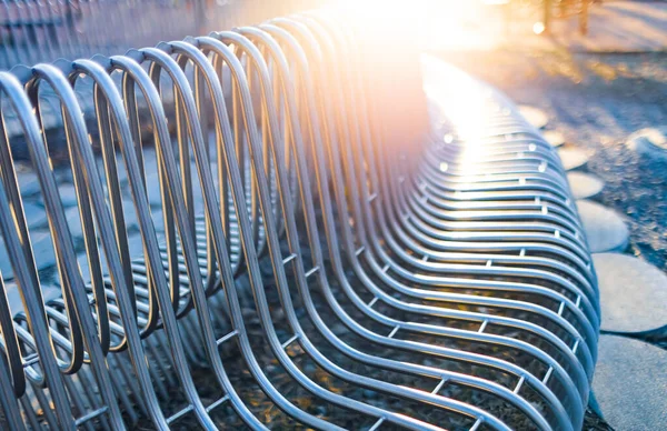 Close-up ulicy ławki metalowe rury rozmieszczone równolegle — Zdjęcie stockowe
