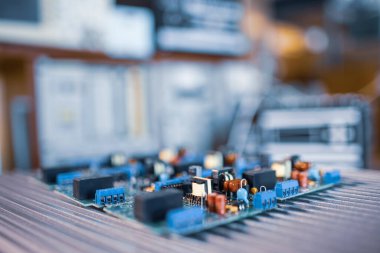 Yakın çekim elektrik yeşil gömülü mikro devreler üretimde