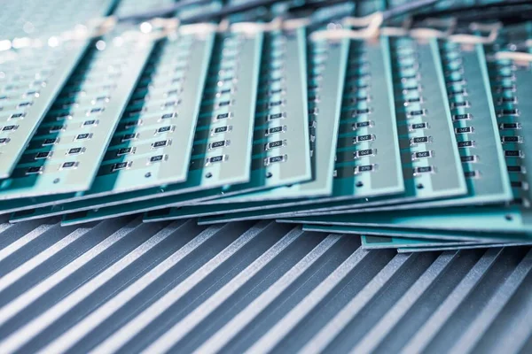 Close-up side view of a panel of SMD resistors — Stock Photo, Image