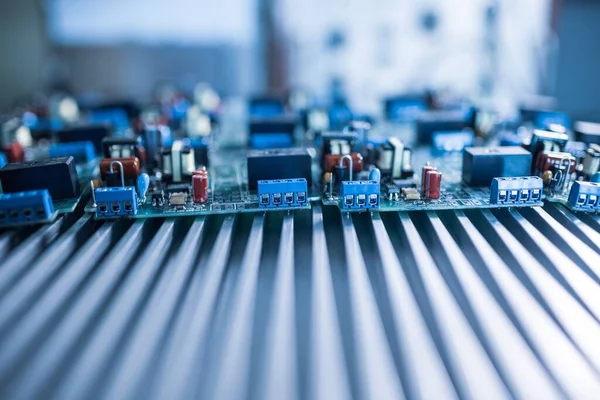 Microcircuitos integrados verdes elétricos de close-up na produção — Fotografia de Stock