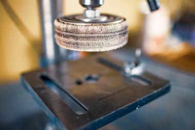 Atölyedeki sondaj makinesi.