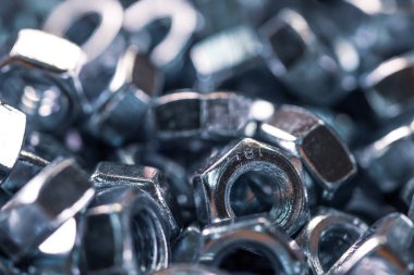 Karmaşık bir endüstriyel arka planda metal krom fındık