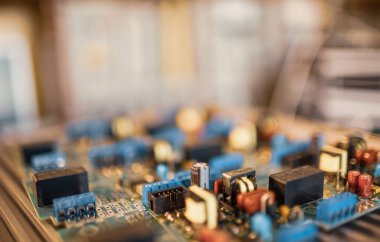 Yakın çekim elektrik yeşil gömülü mikro devreler üretimde