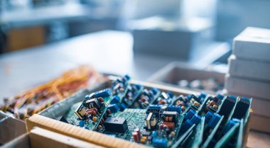 Yakın çekim elektrik yeşil gömülü mikro devreler üretimde