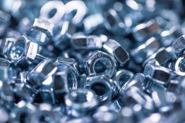 Karmaşık bir endüstriyel arka planda metal krom fındık