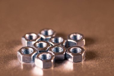 Metal kaplı çalışma masasında bir sürü fındık var.