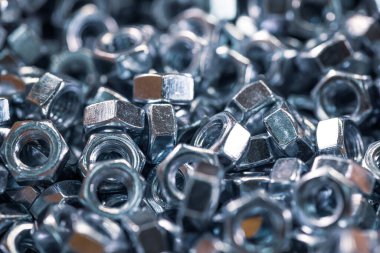 Karmaşık bir endüstriyel arka planda metal krom fındık