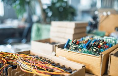 Yakın çekim elektrik yeşil gömülü mikro devreler üretimde