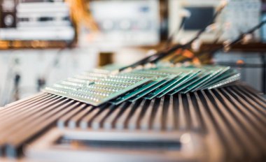 SMD dirençlerinden oluşan bir panelin yan görüntüsü
