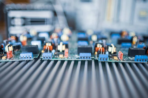 生産中のクローズアップ電気緑の埋め込みマイクロ回路 — ストック写真