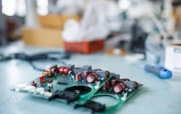Närbild elektriska gröna inbäddade mikrokretsar i produktion — Stockfoto