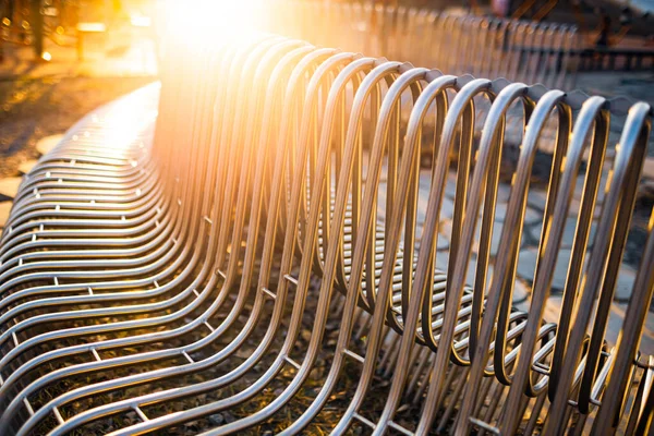Fermer banc de rue tuyaux métalliques disposés parallèlement — Photo