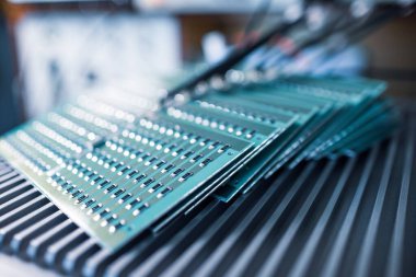 SMD dirençlerinden oluşan bir panelin yan görüntüsü