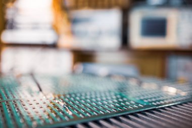 SMD dirençlerinden oluşan bir panelin yan görüntüsü