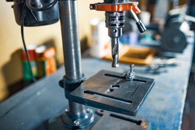 Atölyedeki sondaj makinesi.