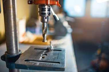 Atölyedeki sondaj makinesi.